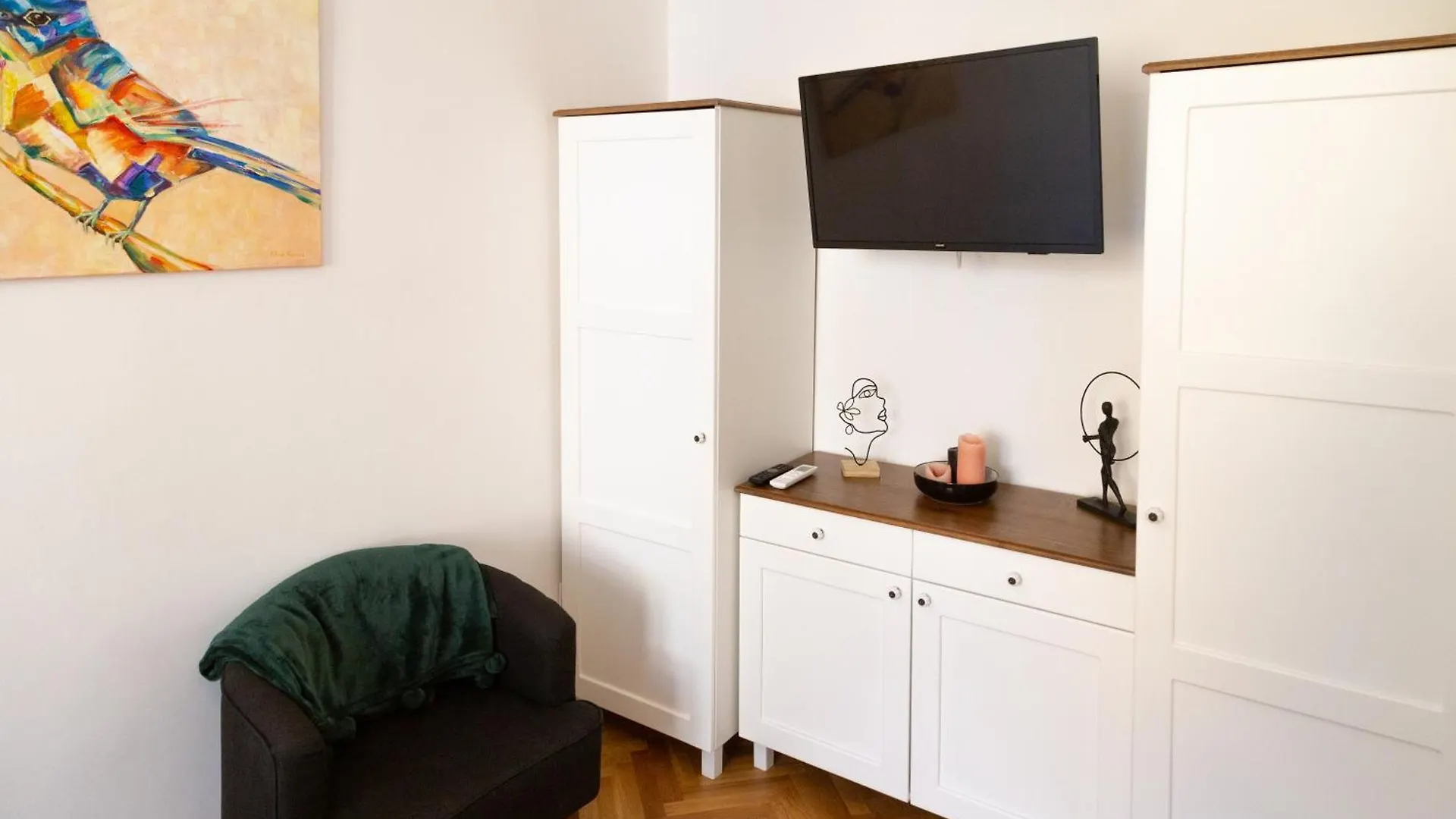 Art Home Eger 0*,